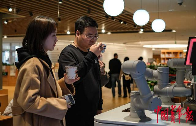 1月9日，北京通州，北京城市图书馆，市民在等待智能机器人制作咖啡。中青报·中青网记者 张玉佳/摄