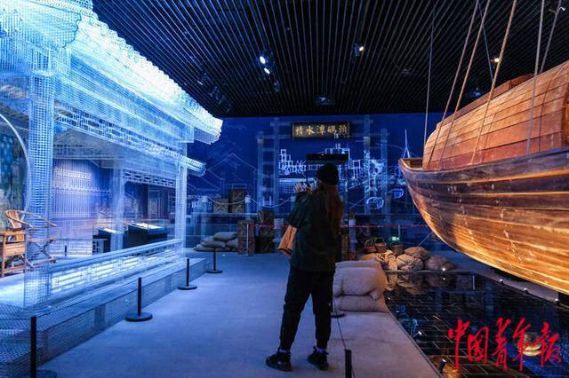 1月9日，北京通州，北京大运河博物馆4号展厅，市民在铁艺装置前拍照留念。中青报·中青网记者 张玉佳/摄