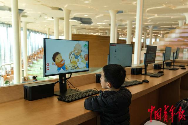1月9日，北京通州，北京城市图书馆，一名儿童在图书馆的电脑上。中青报·中青网记者 张玉佳/摄