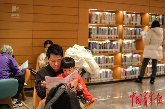 1月9日，北京通州，北京城市图书馆，市民在平台阅读区浏览图书。中青报·中青网记者 张玉佳/摄