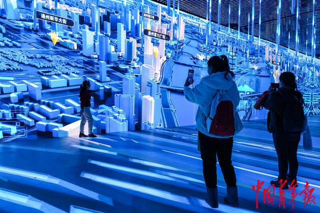 1月9日，北京通州，北京大运河博物馆10号展厅，市民在全景沉浸式体验区拍照留念。中青报·中青网记者 张玉佳/摄