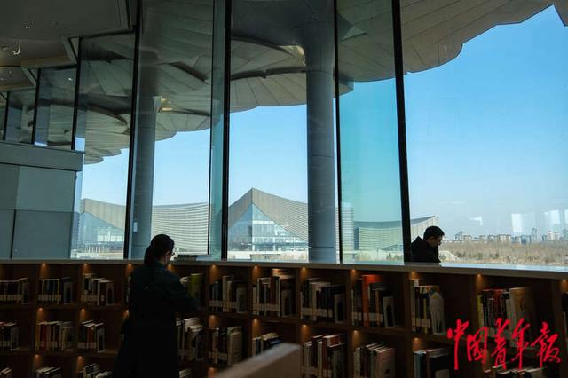 1月9日，北京通州，北京城市图书馆内。窗外是北京艺术中心建筑群。中青报·中青网记者 张玉佳/摄