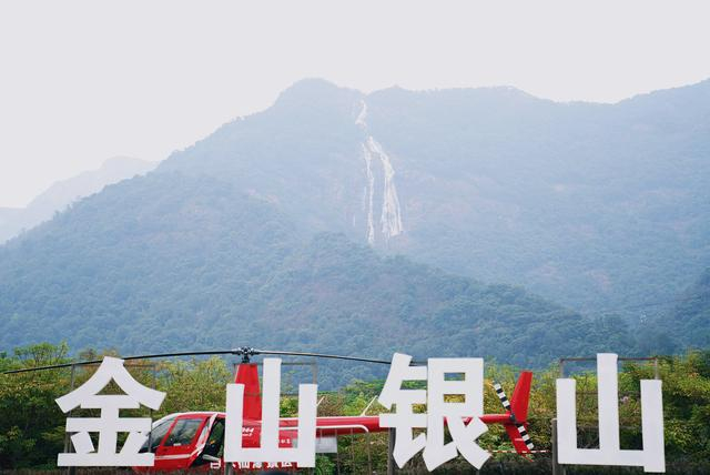 增城区白水仙瀑和“绿水青山就是金山银山”的宣传大字。 澎湃新闻记者 王珏玮 图