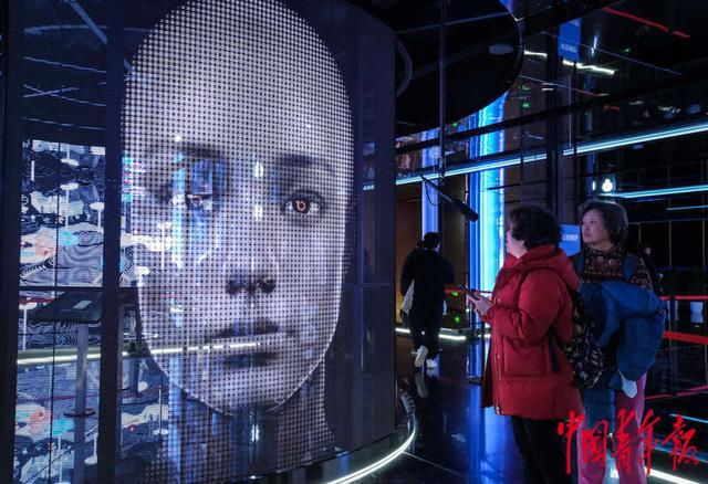 1月9日，北京通州，北京城市图书馆，市民在元宇宙体验馆和虚拟数字人对话。中青报·中青网记者 张玉佳/摄
