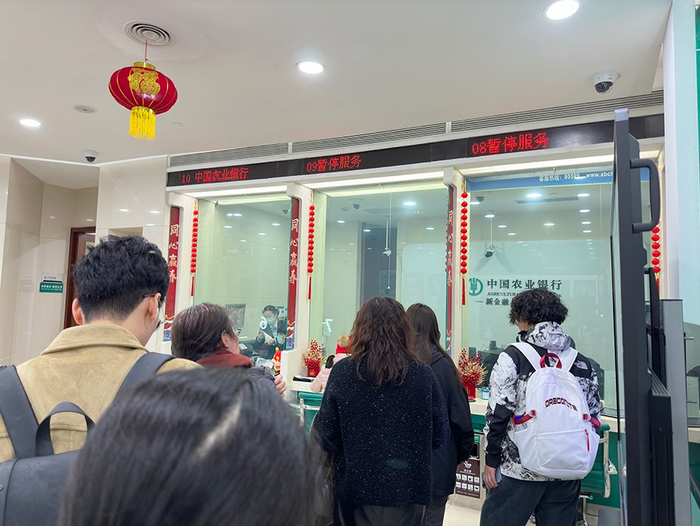 1月9日下午左右，前来在中国农业银行上海石门二路支行兑换龙年纪念币钞的市民。