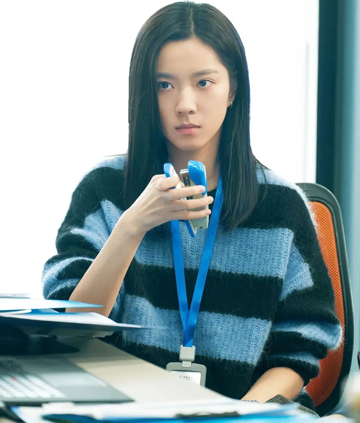 庄达菲在影片中饰演潘怡然。（图/《年会不能停！》）