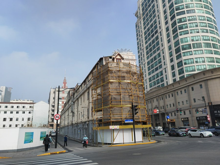 金陵东路上的一幢历史建筑在修缮保护中。 唐烨摄于2024年1月