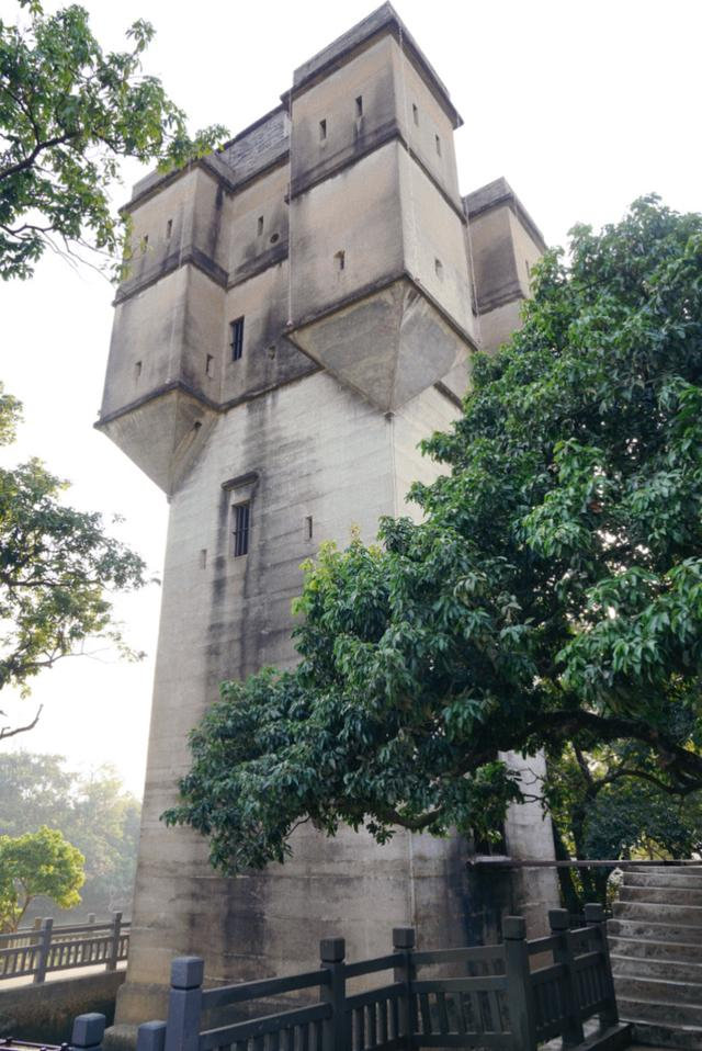 增城瓜岭村保存完整的水上碉楼宁远楼。 本文图片 澎湃新闻记者 王珏玮 摄