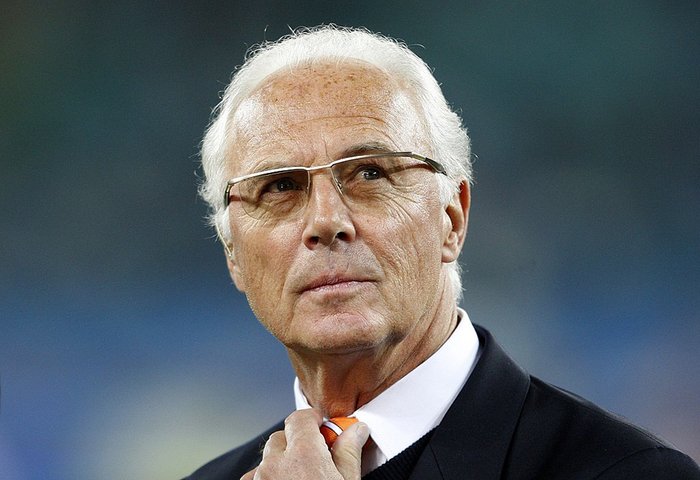 马上评|怀念贝肯鲍尔,在世界足球潮流发生巨变的年代|弗朗茨