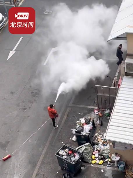 警方回應外賣員持滅火器噴保安遭眾保安群毆已出警將依法處理