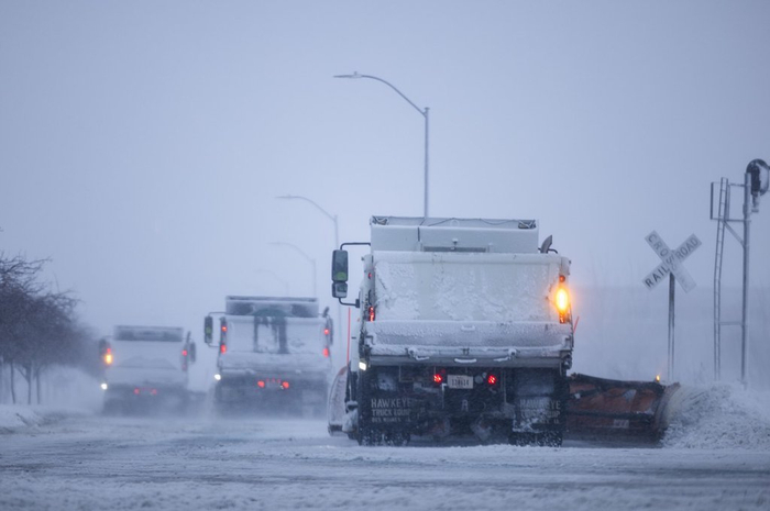 当地时间2024年1月9日，美国爱荷华州，当地迎来暴风雪天气，扫雪车在道路上工作。