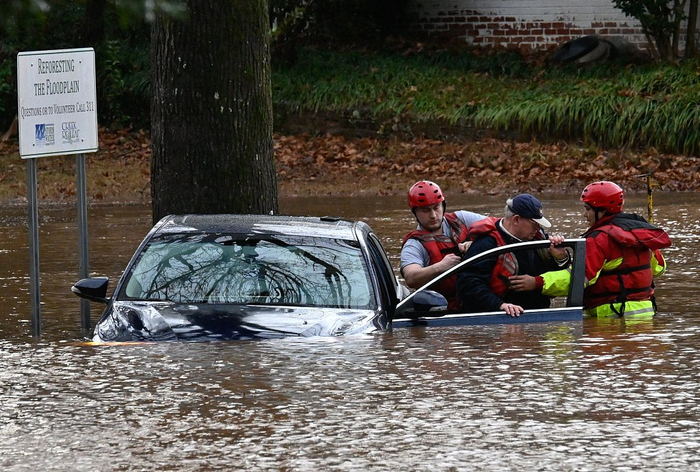 当地时间2024年1月9日，强风暴席卷美国北卡罗来纳州，消防员援救被困于洪水中的人。