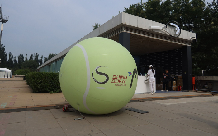 2023年中网，兹维列夫与福基纳之战，成为中网历史上结束最晚的一场比赛。  资料图/IC photo