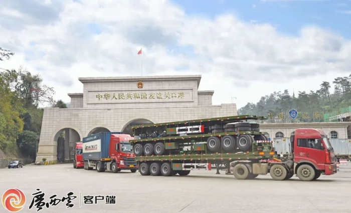 图为位于广西自贸试验区崇左片区的友谊关口岸货车往来繁忙。庞立坚 摄