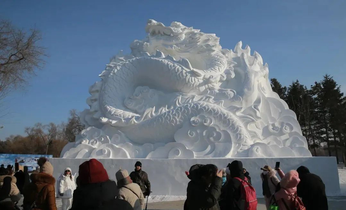 🔹12月22日，黑龙江哈尔滨，第36届哈尔滨太阳岛雪博会迎来今冬第一批游客。中新社发 于琨 摄