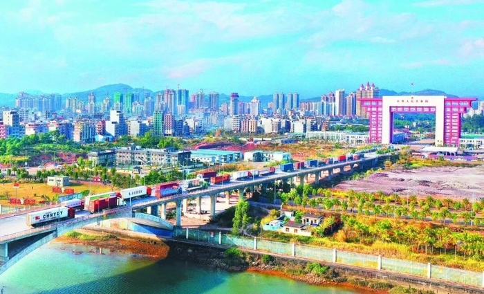 在东兴口岸（二桥），物流货车有序出入境。周军 摄