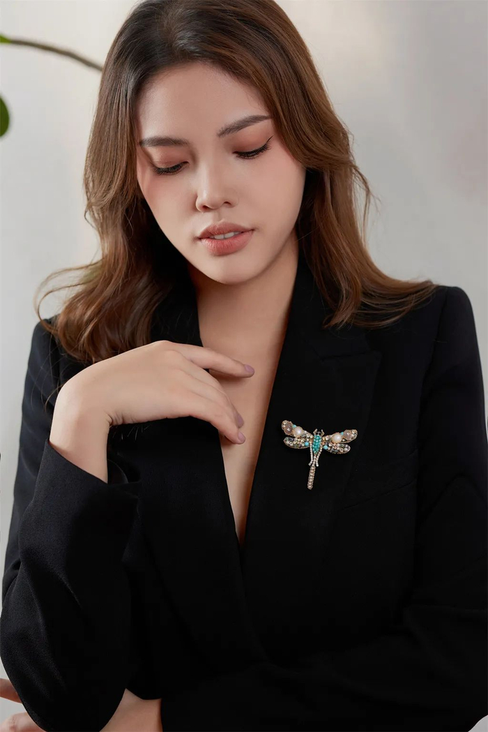 这些胸针美哭了山茶花蝴蝶珊瑚戴上一辈子不过时