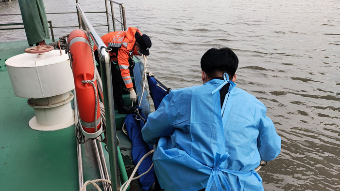 曾斌在公安艇上协助水上派出所民警固定浮尸。受访者供图