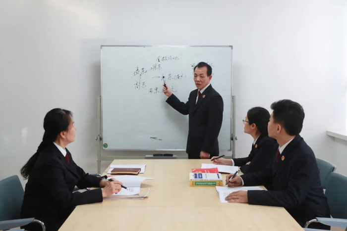 办案组在梳理案件信息。