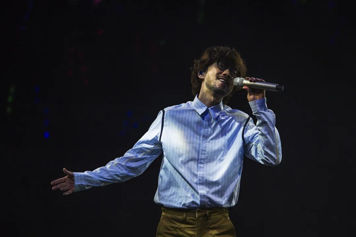 穿着蓝衬衫的周传雄。（图/视觉中国）