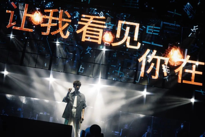 歌迷们珍惜周传雄歌声中的温柔力量。图为周传雄在舞台上表演。（图/由被访者提供）