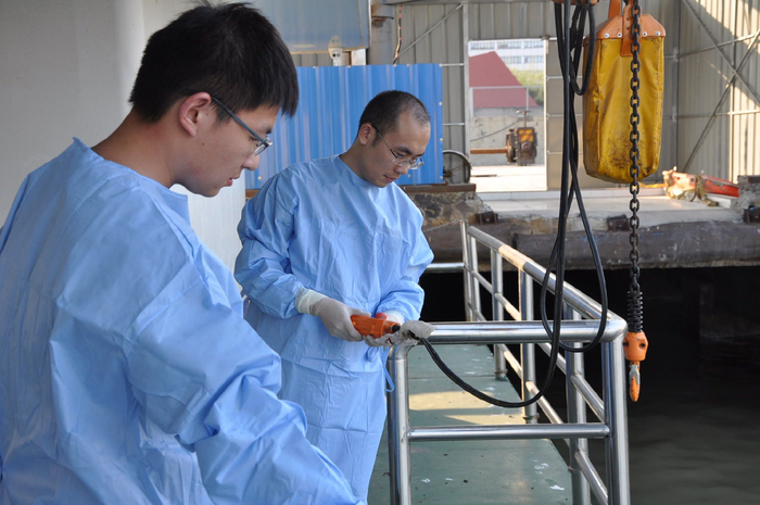 陆韵清（左）和李富瑶在公安码头使用吊机打捞浮尸。受访者供图