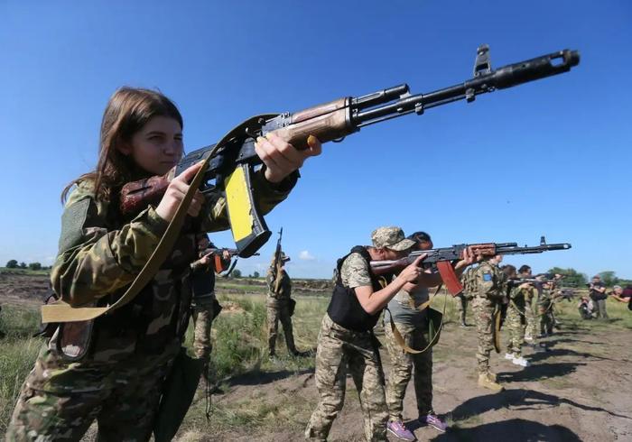 ▲2023年7月12日，乌克兰女兵参加军事训练。图据ICphoto