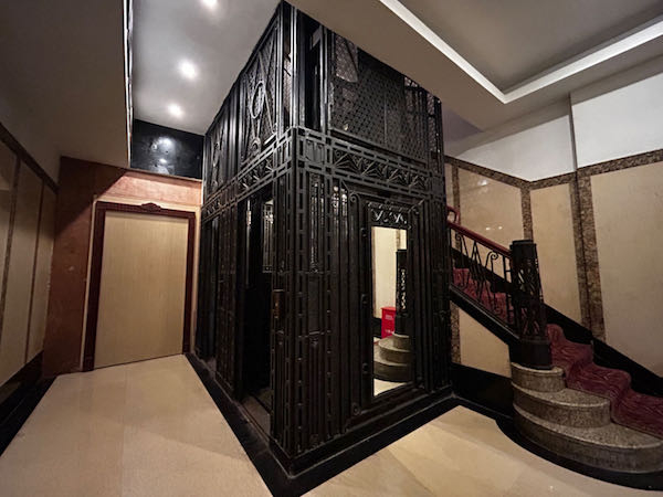 图3 奥的斯电梯