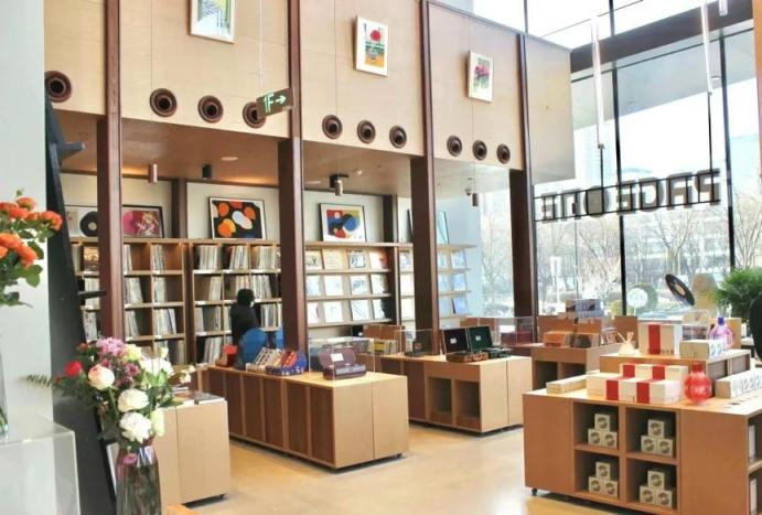 pageone开了一家黑胶主题书店,俯视犹如"一张公园里的长椅"