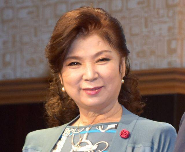 一代日本歌后八代亚纪因胶原病去世,邓丽君曾翻唱她的多首热门歌曲|邓