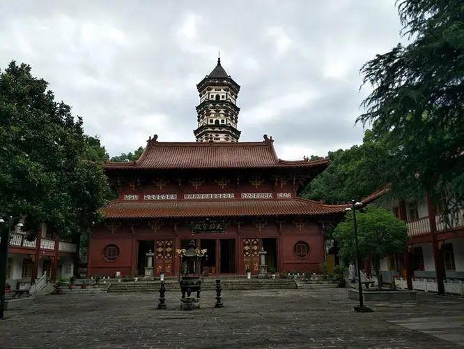 蘇軾來遊西林寺,見廟中有一牆壁,壁前前人題詩甚多,頓時興起,索筆《題