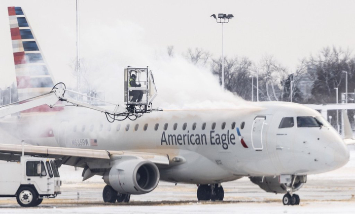 当地时间2024年1月9日，美国内布拉斯加州迎来暴风雪天气，机场工作人员为飞机除冰。