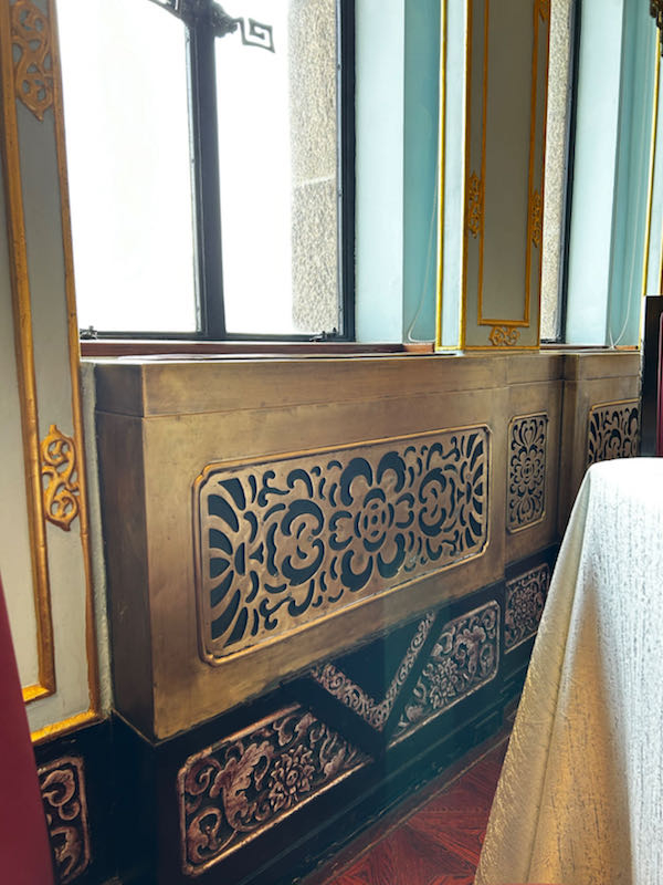 图13 龙凤厅保留的暖气罩