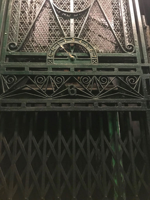 图5 电梯铁艺栅栏