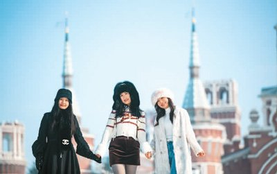 1月7日，游客在哈尔滨伏尔加庄园内拍照留念。新华社记者 张 涛摄