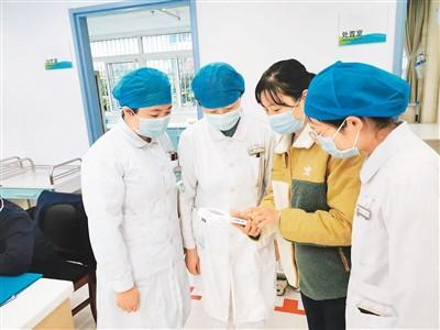 智云健康员工在向医护人员介绍远程医疗系统的使用方法。受访者供图