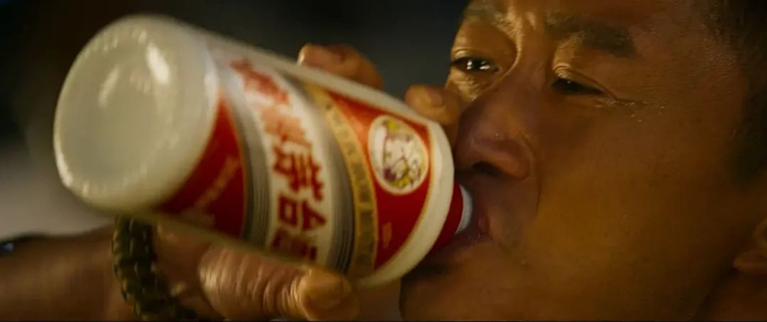 大概只有在影视作品里，才会有人这样喝茅台。（图/《战狼2》）