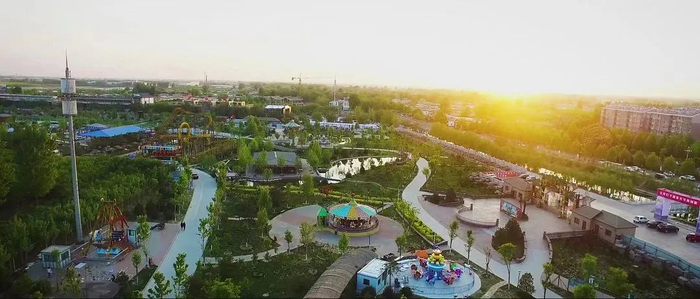 图为夕阳下的大激店村游乐场