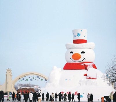 游客在哈尔滨太阳岛雪博会园区游玩。新华社记者 王建威摄