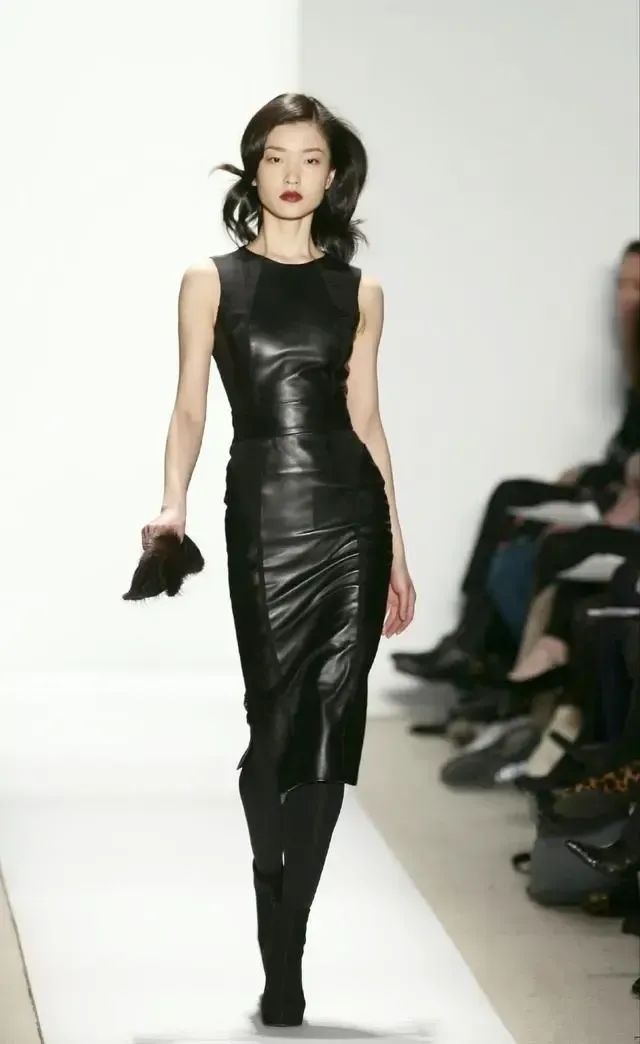 mendel fall 2007的秀场上,杜鹃一席紧身黑色皮衣,给世界展现了中国