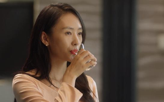 酒桌上，为了工作，一些人会有不得不喝酒的时候。（图/《三十而已》）