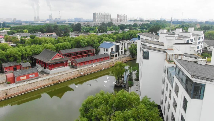 图为西慈航寺与河道交相辉映