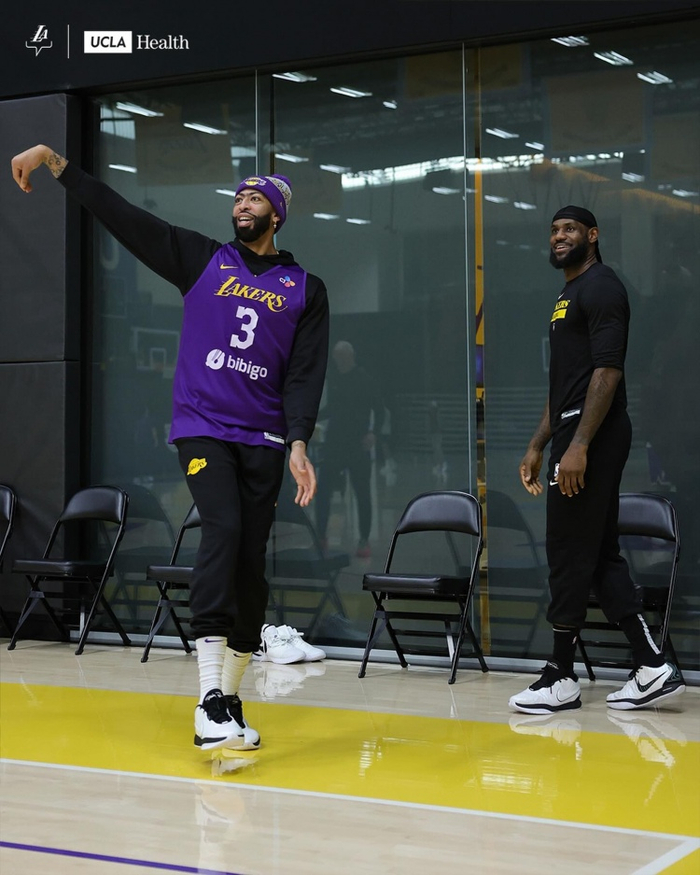 新援开练!湖人今日训练照:詹姆斯向温德勒面授机宜