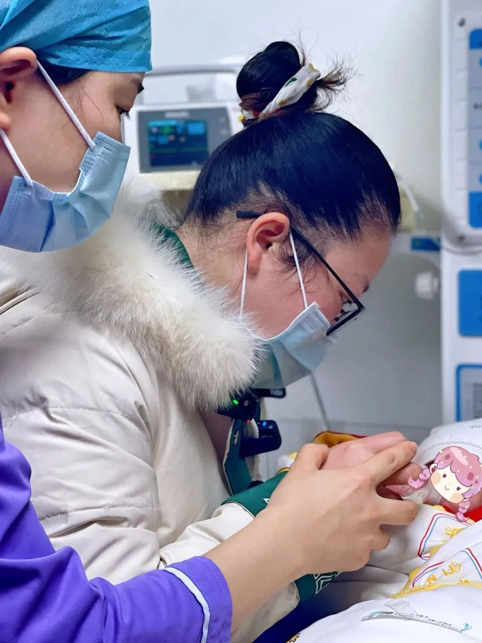 护士手把手教何女士给二宝喂牛奶