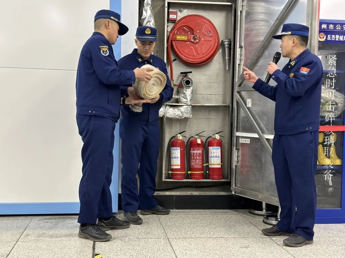 陈官营消防中队指战员讲解消防水枪的使用方法。新华网发（史子玄 摄）