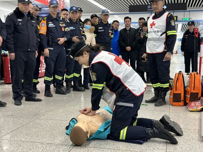 兰州市红十字会工作人员在活动中演示心肺复苏。新华网发（史子玄 摄）