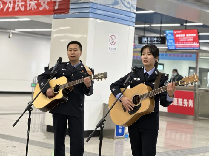 民警表演反诈宣传歌曲。新华网发（史子玄 摄）