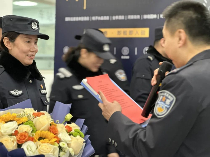 陈官营轨道治安派出所民警参与问答互动。新华网发（史子玄 摄）