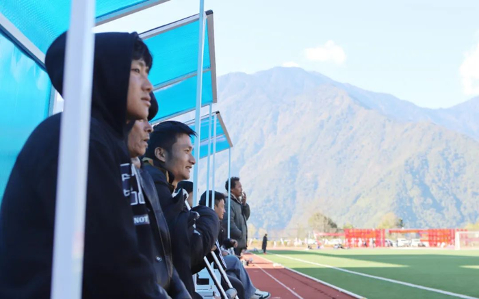 观众们在场边饶有兴致地观看比赛。记者 关明辉 摄