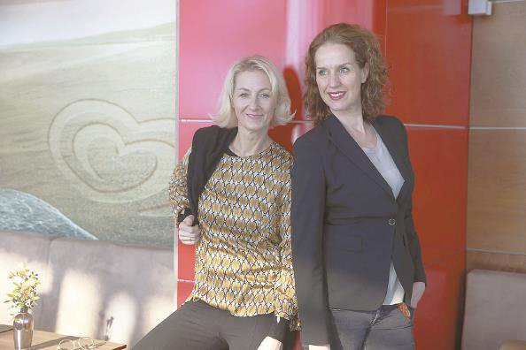             安吉拉·内利森（左）和克里斯蒂安·哈西斯工作共享已有十五年   本版图片GJ          